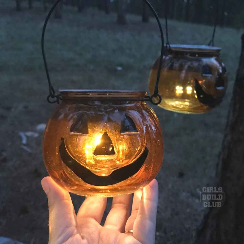 How cute are these for halloween! Easy and cheap pumpkin solar light lanterns!